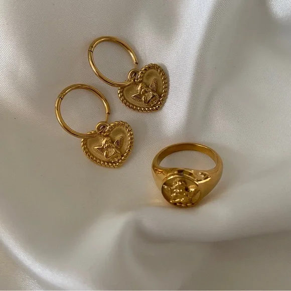 Angelina Ring 🫶 - Picture 5 of 7